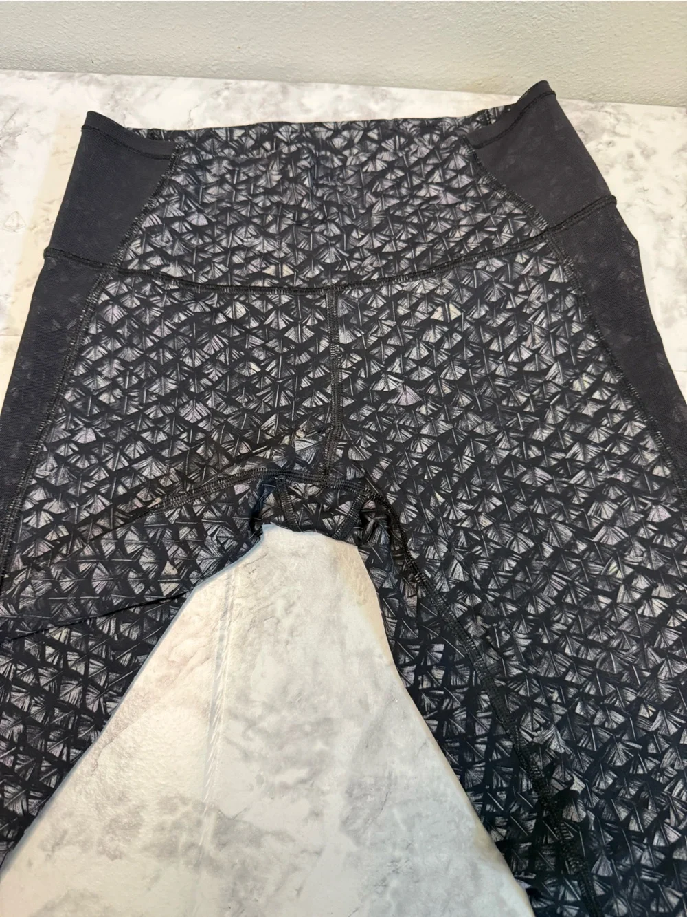 Lululemon women Black Geo Print High-Rise Leggings Size 6